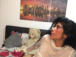 I masturbate the pussy thinking about my lover.