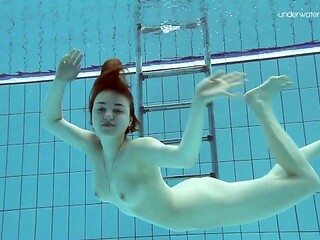 Winsome Lada's underwatershow action