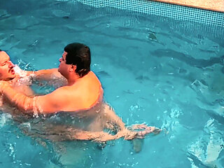 Pool Fight: Bear Chubby Vs Jobber - Naked