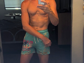 Dinky pose green short