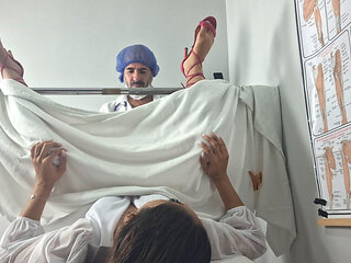 Noivo Leva Sua Noiva Ao Medico Que O Faz Uma Exame Ginecologico!