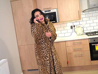 Nicole DuPapillon Big Tits MILF Live Cam Wank & Squirting Orgasm in Kitchen