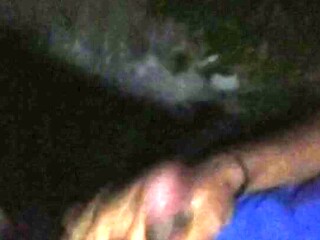 Mujer satisfecha con polla pequea en masturbacin con cigarro