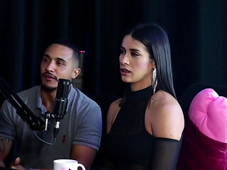Adora fazer stripper, contou como conheceu o namorado, e o pau n&atilde_o fica duro f&aacute_cil - Val Mineirinha no Swing Cast (SHEER/RED)