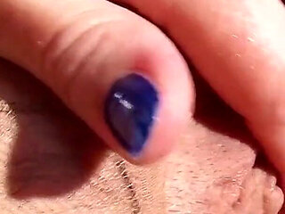 Solo casting and she is there - Mature woman with glasses likes to show her pussy