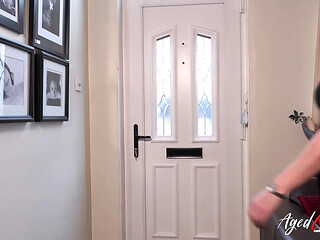 Handy man's juicy cock pleases scened British blonde