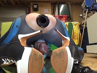 Extremeslut66 furzt durch einen Tunnel-Plug und schiebt sich einen langen Dildo w&auml_hrenddessen in den Arsch
