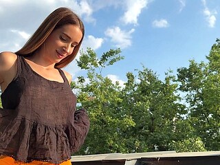 Leons TV - no bra clip