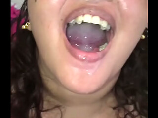 Fez gargarejo com minha porra na boca antes de engolir