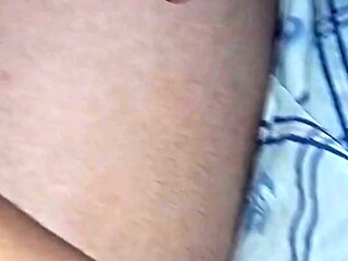 Morena con culos grandes y figura de sirena recibe folla dura y la