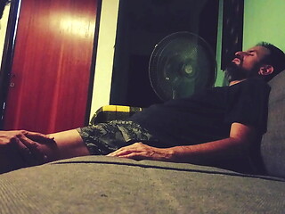 Dando al macho una atenci&oacute_n especial, lleg&oacute_ cansado y lo relajo con una buena mamada en el sof&aacute_.
