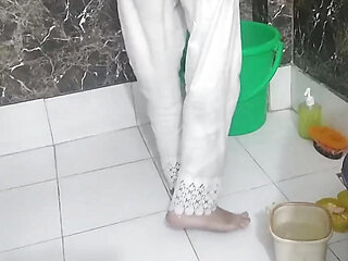Nahatr hue madam ji ka bathroom MMS video bna liya