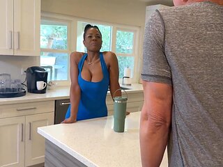 Raven Swallowzs Ebony Milf Heat in a Workout Passion