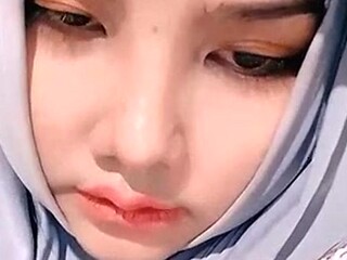 Hijab-wearing BBW Filipina goes viral with sultry solo performance