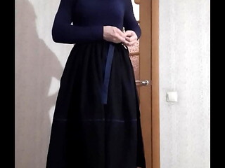 maid in niqab puts on apron