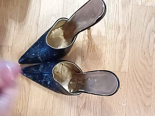 Mega load injected into the hooker heels