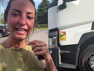 Lea Pam Se Doigte, Se Caresse Et Jouit Trois Fois Dans Cette Vid&eacute_o Solo Tourn&eacute_e Dans La Cabine De Ce Camion.