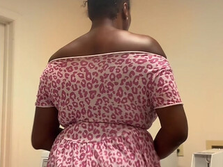 EBONY MATURE COUGAR SHAKES HER ASS DOING LAUNDRY!!!