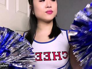 Cheerleader's big booty gets attention during practice