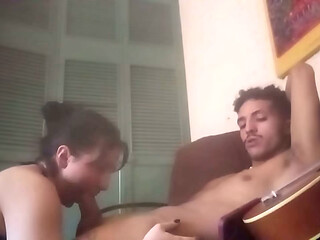 Mi compa&ntilde_era de cuarto de la universidad entr&oacute_ en m&iacute_ Giving una mamada en nuestro dormitorio y comenz&oacute_ a masturbarse?