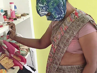 House Wife Fucks the Gas Cylinder Delivery Boy