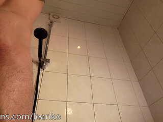 Peek how i take a shower