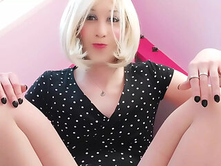 Kamila showing her body and cumming in the pink attic