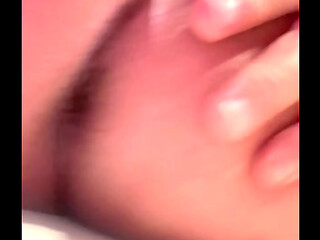 Bumbum branquinho de fio-dental provocando na sala e mostrando o rabinho