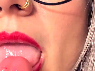 Colombian Woman Seduces Her Partner via Video Call Until Orgasm