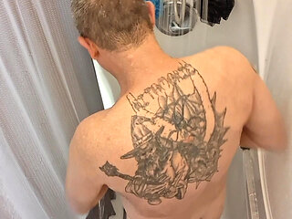 DubeSnackes, showing time and soaping up.