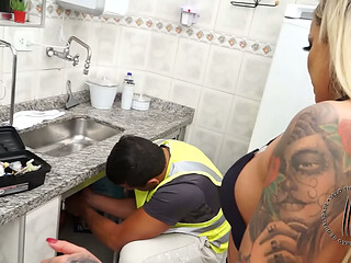 Tony Tigr&atilde_o em: O ENCANADOR HUMILDE Ep 2: A LOIRA Casada DA COZINHA! Marcando a volta da espetacular LOLLA MARTINELLI ao CANAL DO TIGR&Atilde_O em mais uma cena cheia de tes&atilde_o!!!