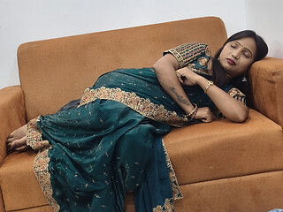 Hotel mein intezar kar rahi sofa per baithkar