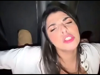 Fodi o CU da casada na balada. - Fui na casa de swing e uma casadinha safada ficou louca para me dar a buceta, levei para o gloryhole e comi o cu da safada na frente do corno manso.