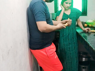 Naukrani ko malik ne chod kar pregnant kar diya