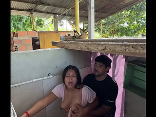 Hermanastra Caliente Llama Al Primo Del Marido Desde El Ba&ntilde_o Para Que Se La Coja