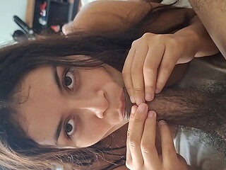 Mi vecina me chupa la verga delicioso