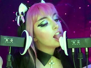 Close up MILF masturbation