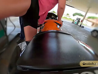 Bunda Perfeita na Moto! Casada Rainha Hotwife parando o tr&acirc_nsito e exibindo tudo pela cidade