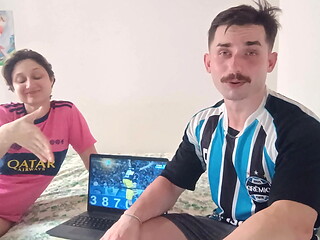 Meu time de futebol perdeu, ela ganhou a aposta e teve que comer meu pau