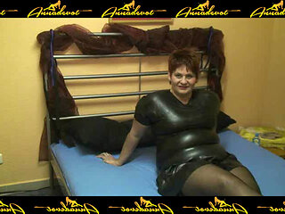 Annadevot - Breitbeinig bespielt in Latex