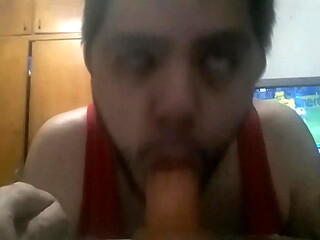 Chupando el juguete de mami 2