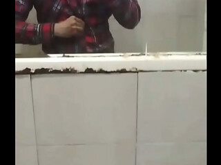 Practicando, entrenando el baile de Striper masculino en el ba&ntilde_o del Gimnasio antes de cambiarme y pornerme a entrenar, ya le he bailado sexy a novias y esposas en los clubs swinger de los que soy cliente