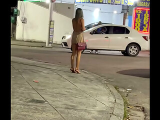 Reencontro com f&atilde_ na balada. O safado me fez mamar no meio da rua em frente ao bar lotado
