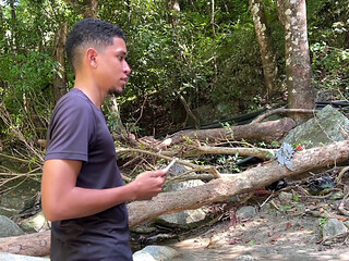 2 Latina swallow 2 cocks of strangers in the middle of the forest
