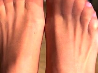 Amateur Foot Fetish Girlfriend Sucks and gives a Footjob