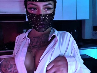 Sexynympho webcam model uses toy on clit to masturbate