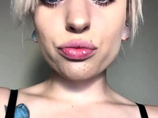 amateur blonde solo webcam