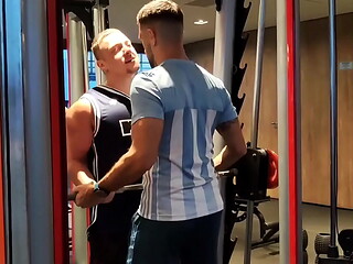 FOLLADA CON VECINO Me pidi&oacute_ ayuda en el gym y yo le ped&iacute_ la leche!!!