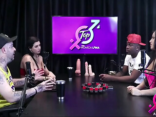 Jefao, o pauzudo mais famoso do brasil fodeu a Karen Oliver e Monica lima ao vivo durante o topcast. - O zero um do porno fodendo Monica Lima e Karen Oliver RED1