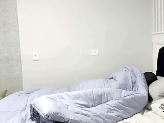 Fodeu a esposa do melhor amigo na cama do corno. Amigo bbc roludo, passou a noite na casa do amigo corno manso e comeu a esposinha safada do lado do chifrudo.